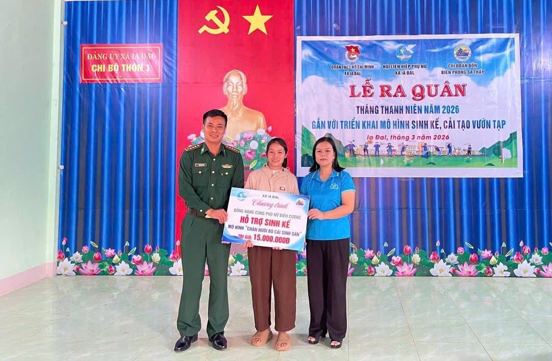 Đoàn xã Ia Đal phối hợp với Hội phụ nữ xã và Đồn Biên phòng Sa Thầy hỗ trợ sinh kế cho người dân. Ảnh: Biên phòng Quảng Ngãi
