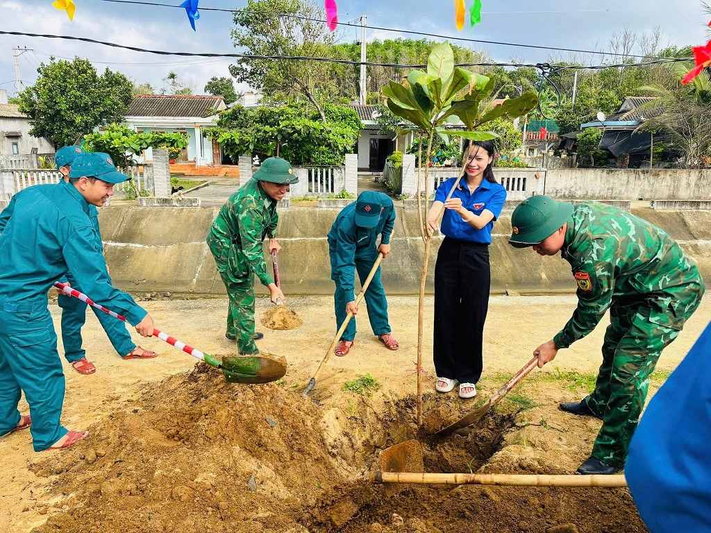 ズンクアット港国境警備隊の若者たちは、ヴァントゥオンコミューンの団員、青年、および地域に駐屯する部隊と協力して、ヴァントゥオンコミューンのアンクオン村でモモタマナの木を植えました。写真:クアンガイ国境警備隊