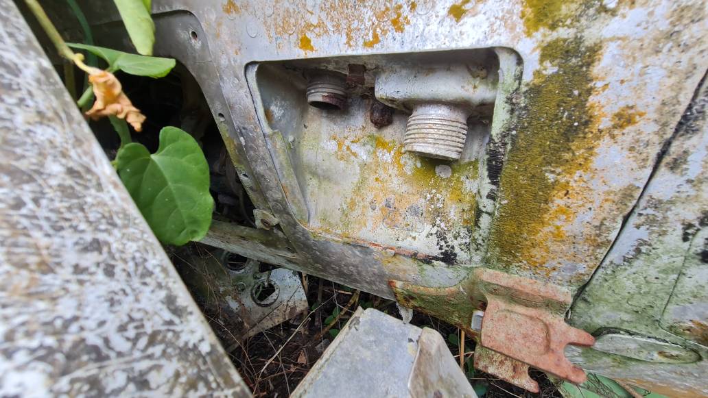 Một bộ phận của chiếc máy bay MiG-21 bị bỏ rơi 40 tại Cà Mau. Ảnh: Nhật Hồ.