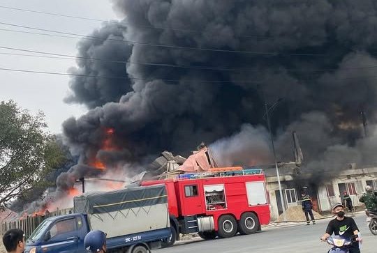 Black smoke rises from the factory fire in Thuong Hong (Hung Yen). Photo: People
