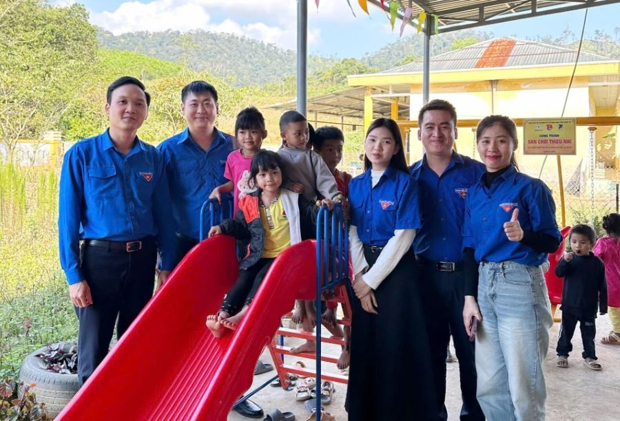 The children's playground project donated by the Youth Union of Provincial Party Agencies to PaLing school point (A Vao Kindergarten) has brought a practical impression. Photo: Thanh Mai