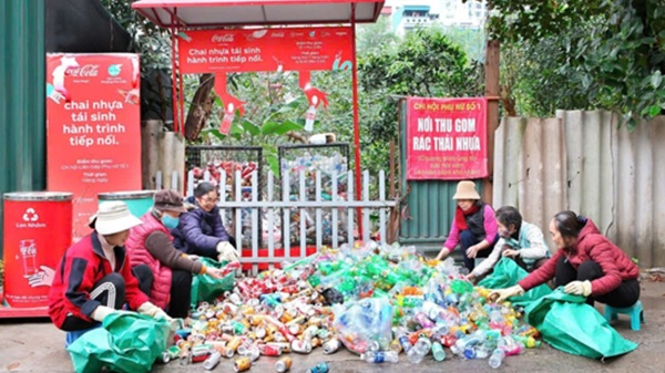 Recycling plastic waste raises funds, spreading the green living journey. Photo: Minh Hanh