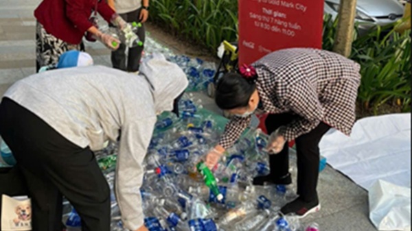 Tái chế rác thải nhựa gây quỹ, lan tỏa hành trình sống xanh. Ảnh: Minh Hạnh 