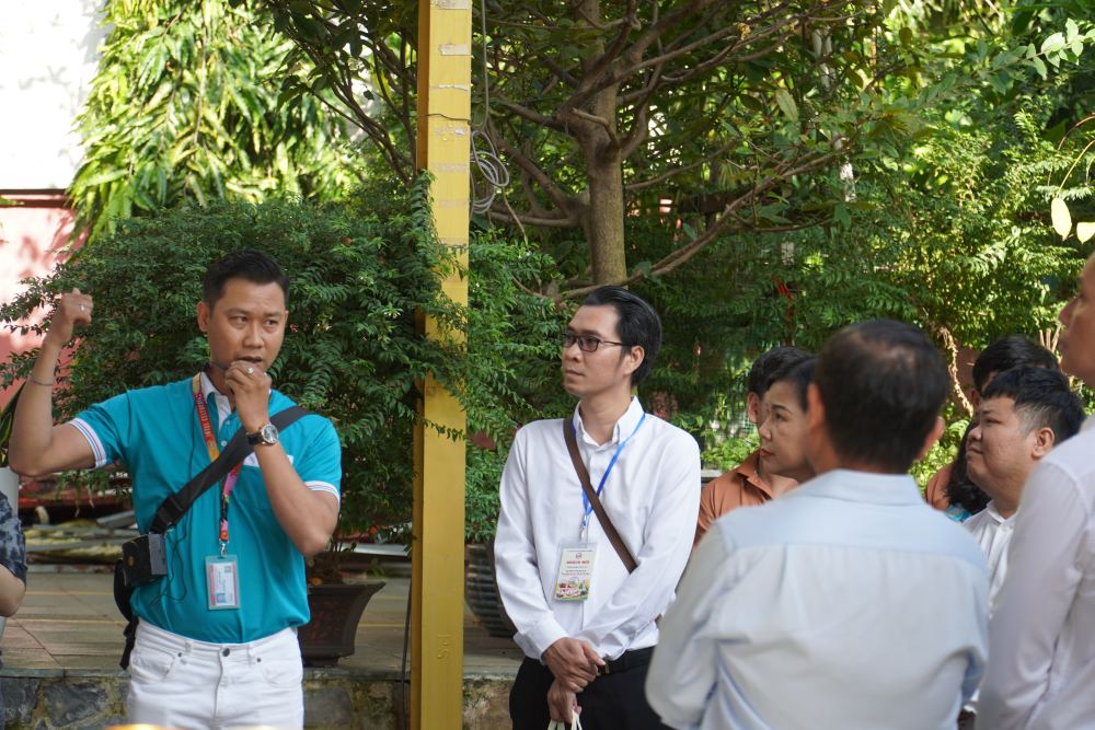 Residentes y turistas participan en un recorrido para explorar la ciudad de Ho Chi Minh. Foto: Ngoc Le