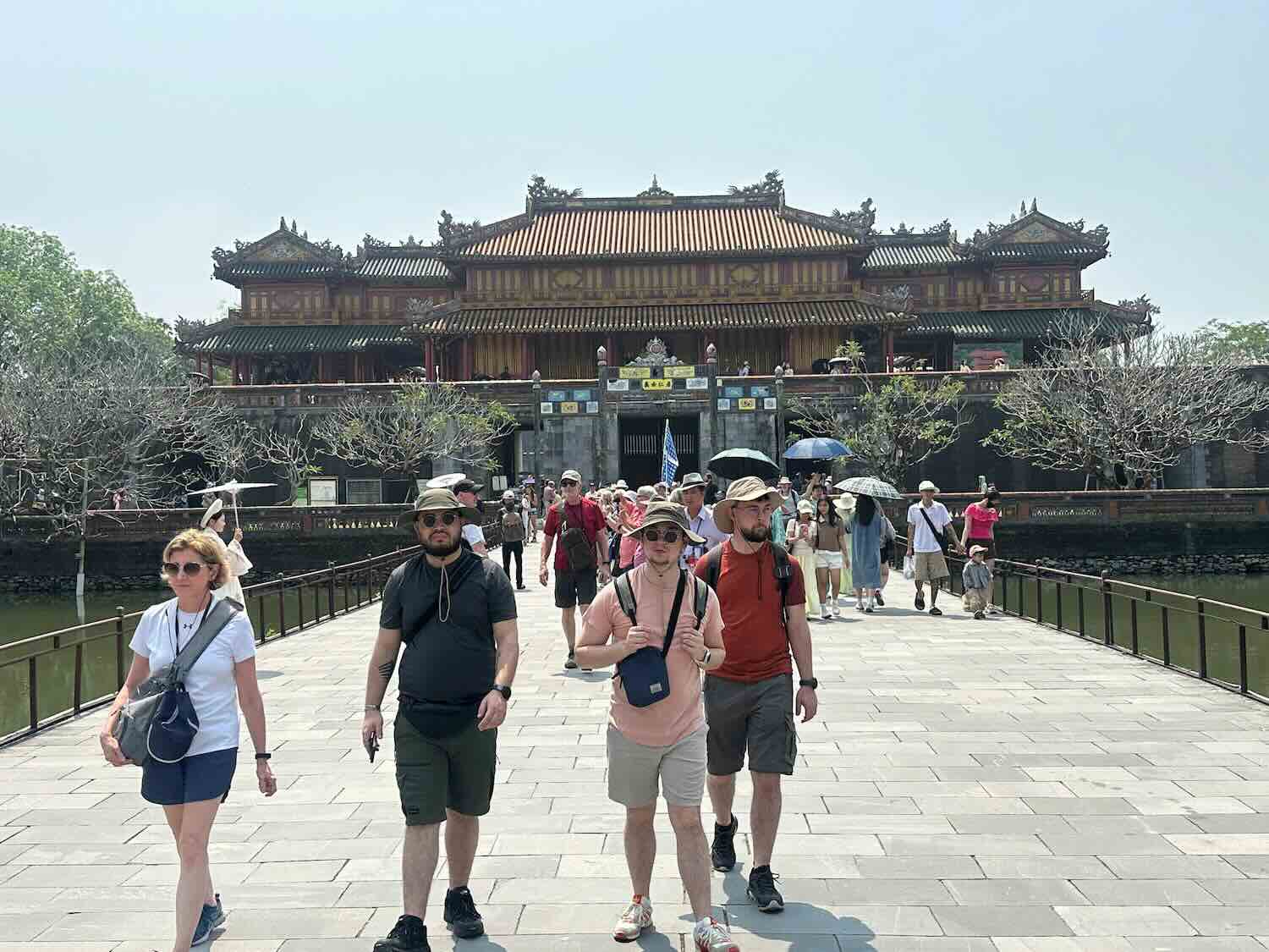 후에 유적지를 방문하는 관광객. 사진: 응오 히엔.