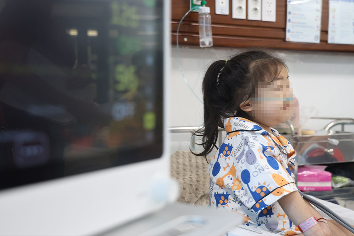 6歳の娘が腎臓病を患い、予後が不透明なため、母親は胸が詰まる。