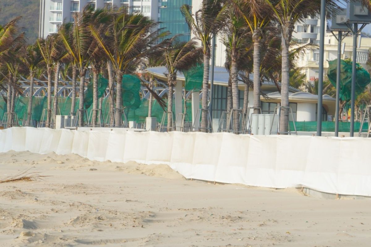 Hàng rào lưới đã góp phần ngăn chặn hữu hiệu lượng cát bị gió hắt vào công viên. Ảnh: Nam Ngọc