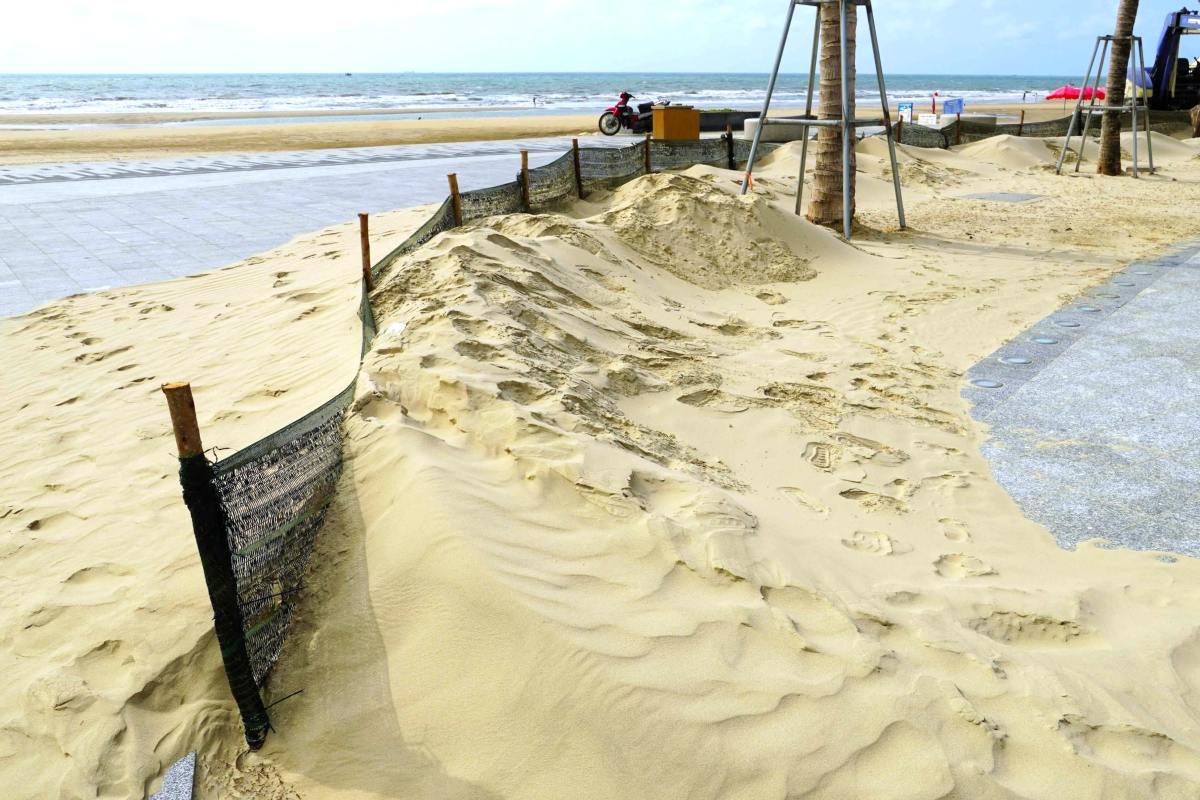 Cát bị hắt vào công viên Thùy Vân trong thời gian trước. Ảnh: Nam Ngọc