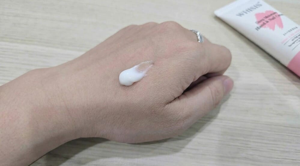 Using moisturizer regularly is one of the secrets to help hands always be smooth and bright white. Photo: Tuan Dat