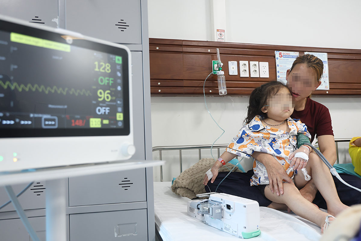 아이의 신장 질환 치료비가 충분하지 않으면 어쩔 수 없이 아이를 집으로 데려갈 것입니다." 사진: 비엣안