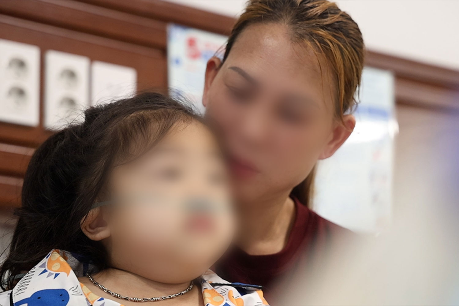 Chị Bàn Thị Vân, mẹ của bé xót xa vì thương con. Ảnh: Việt Anh