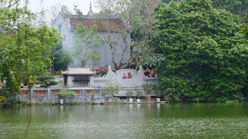 Đền Ngọc Sơn nằm giữa đảo Ngọc. Ảnh: Hân Nghiên