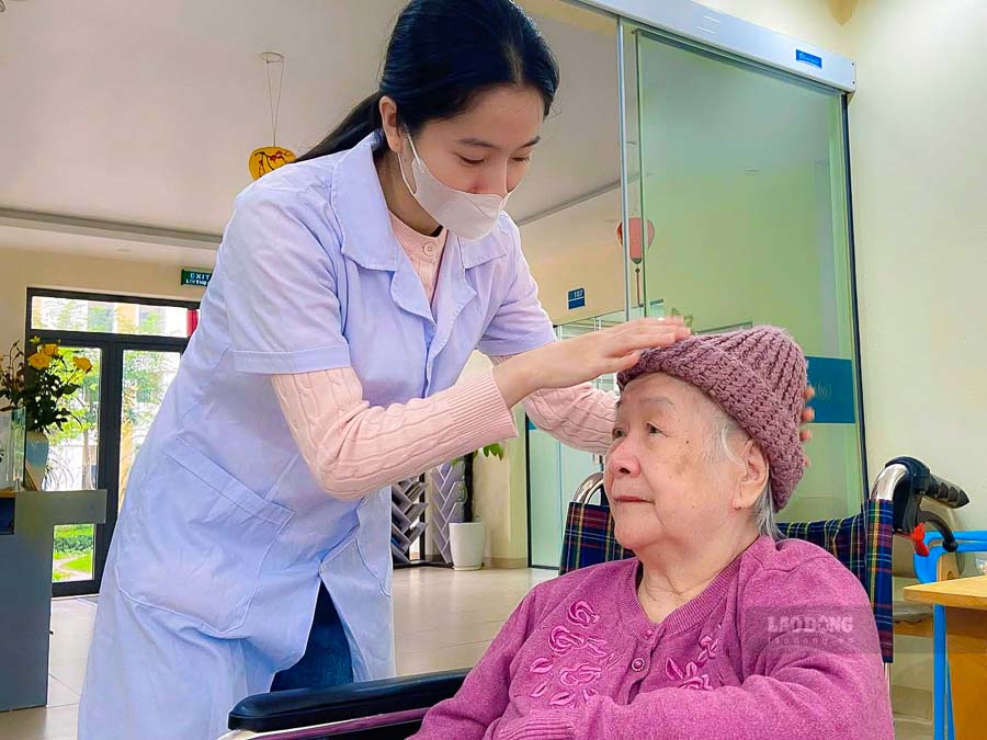 Theo bác sĩ Trần Thị Ngọc Ánh (25 tuổi), trung tâm chăm sóc sức khỏe người cao tuổi Hoa Sen (Hà Nội), môi trường sinh hoạt cộng đồng đóng vai trò quan trọng trong việc chăm sóc người cao tuổi. Bên cạnh điều trị bệnh, việc tạo điều kiện để các cụ giao lưu, kết bạn giúp cải thiện rõ rệt sức khỏe tinh thần. Tại trung tâm, nhiều hoạt động được duy trì đều đặn nhằm kết nối người cao tuổi, góp phần mang lại một cuộc sống trọn vẹn hơn.