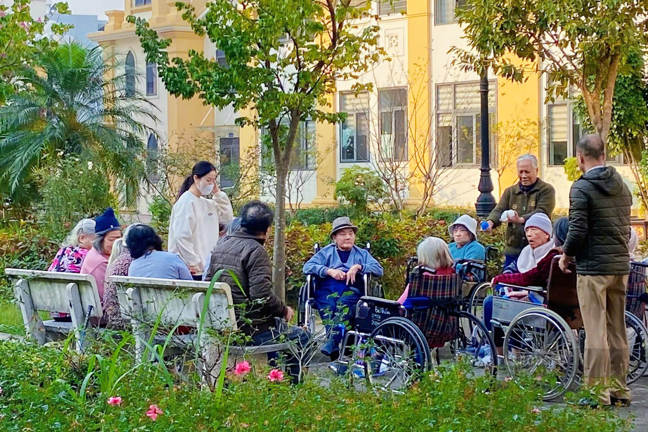 Với nhiều người, viện dưỡng lão không chỉ là nơi chăm sóc sức khỏe, mà còn là không gian của sự kết nối. Ở đó, người cao tuổi không chỉ sống an toàn mà còn được sẻ chia, trò chuyện và đồng hành cùng nhau trong những ngày tháng tuổi già. Những câu chuyện đời, những ký ức cũ trở thành sợi dây gắn kết, giúp họ tìm thấy sự ấm áp giữa một môi trường sống mới.