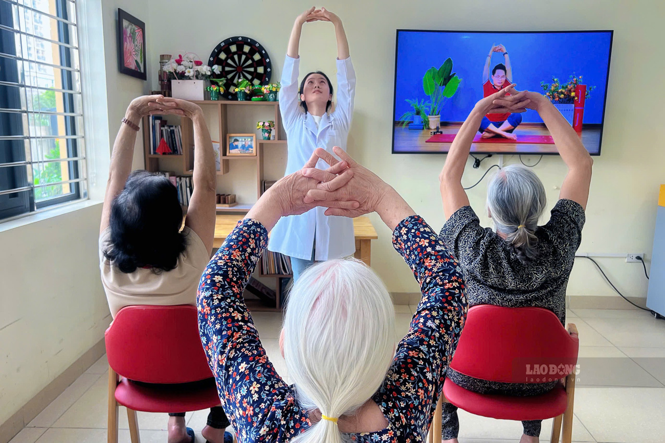 Theo bác sĩ Trần Thị Ngọc Ánh (25 tuổi), trung tâm chăm sóc sức khỏe người cao tuổi Hoa Sen (Hà Nội), môi trường sinh hoạt cộng đồng đóng vai trò quan trọng trong việc chăm sóc người cao tuổi. Bên cạnh điều trị bệnh, việc tạo điều kiện để các cụ giao lưu, kết bạn giúp cải thiện rõ rệt sức khỏe tinh thần. Tại trung tâm, nhiều hoạt động được duy trì đều đặn nhằm kết nối người cao tuổi, góp phần mang lại một cuộc sống trọn vẹn hơn.