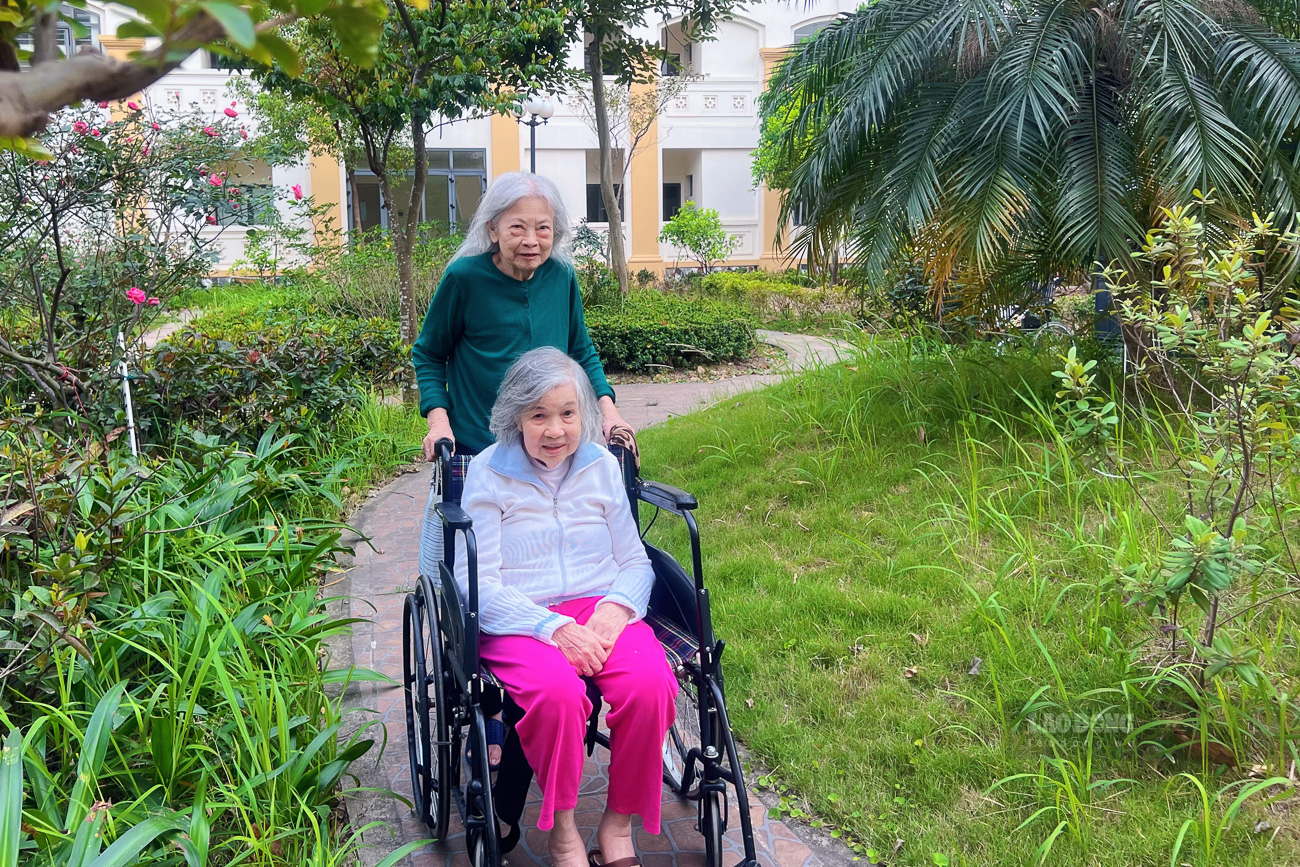 Bà Phi Loan và bà Quỳnh Anh là một trong những câu chuyện như vậy. Từng là hai đứa trẻ học chung lớp mẫu giáo tại một ngôi làng nhỏ, họ đã có quãng thời gian dài xa cách. Cuộc sống đưa mỗi người đi theo những hướng riêng, tưởng chừng không còn cơ hội gặp lại. Thế nhưng, nhiều năm sau, họ bất ngờ hội ngộ khi cùng chuyển đến sống tại trung tâm dưỡng lão.