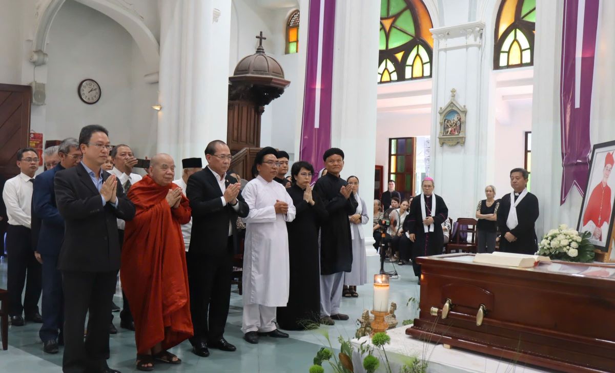 In the afternoon of March 26, Mr. Hoang Cong Thuy - Vice Chairman of the Central Committee of the Vietnam Fatherland Front as head of the delegation of the Central Committee of the Vietnam Fatherland Front visited Cardinal John Baotixita Pham Minh Man. Photo: Thanh Thanh