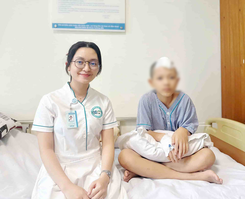 The child patient was rescued after the accident, and his health is gradually stabilizing. Photo: Thanh Tuan