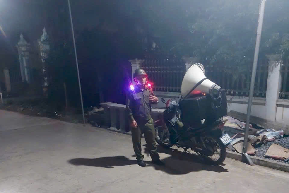 Mr. Tran Van Mai propagates policies and laws to people in Tang Bong village. Photo: Hung Yen Provincial Police