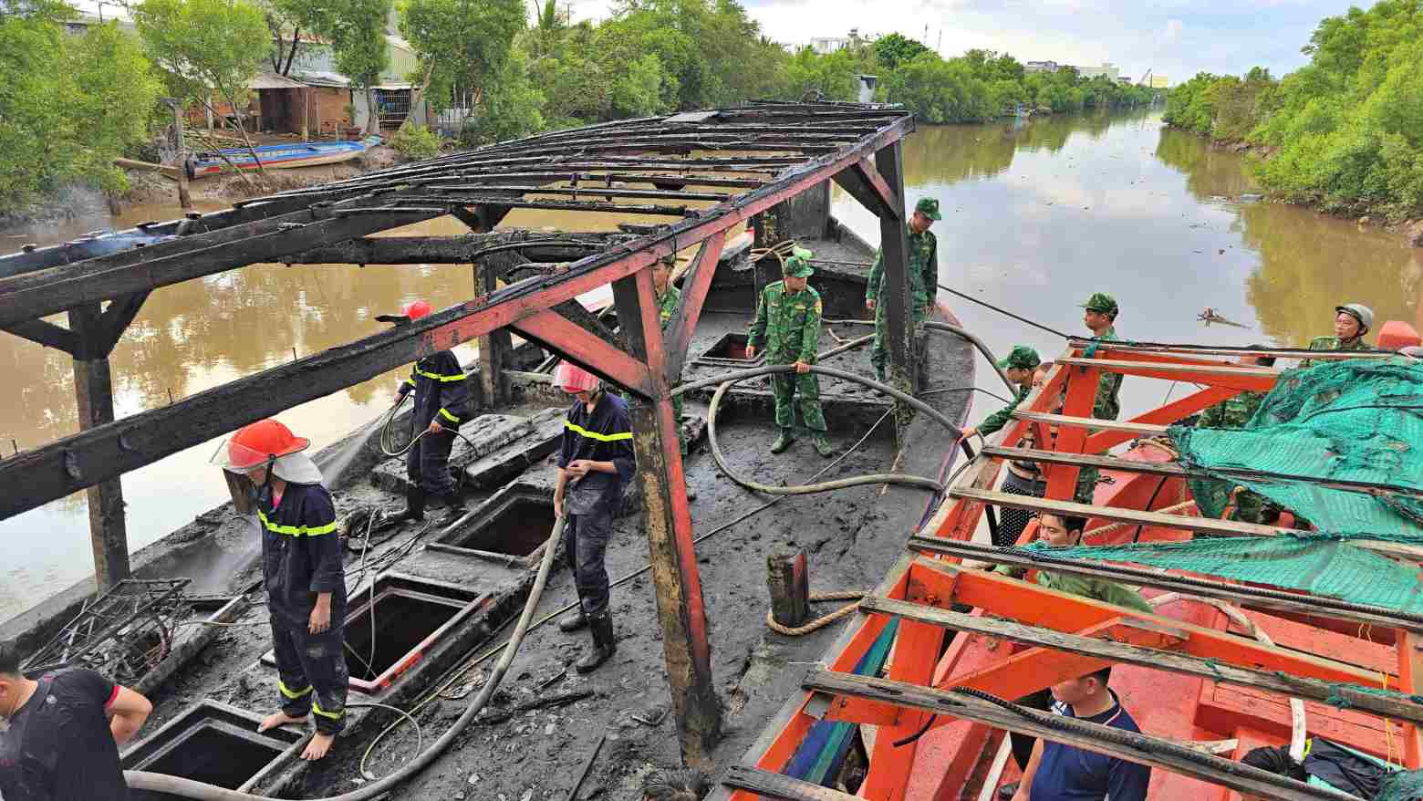 Cháy tàu cá tại cửa biển Nhà Mát, lực lượng biên phòng kịp thời khống chế. Ảnh: Biên phòng cung cấp.