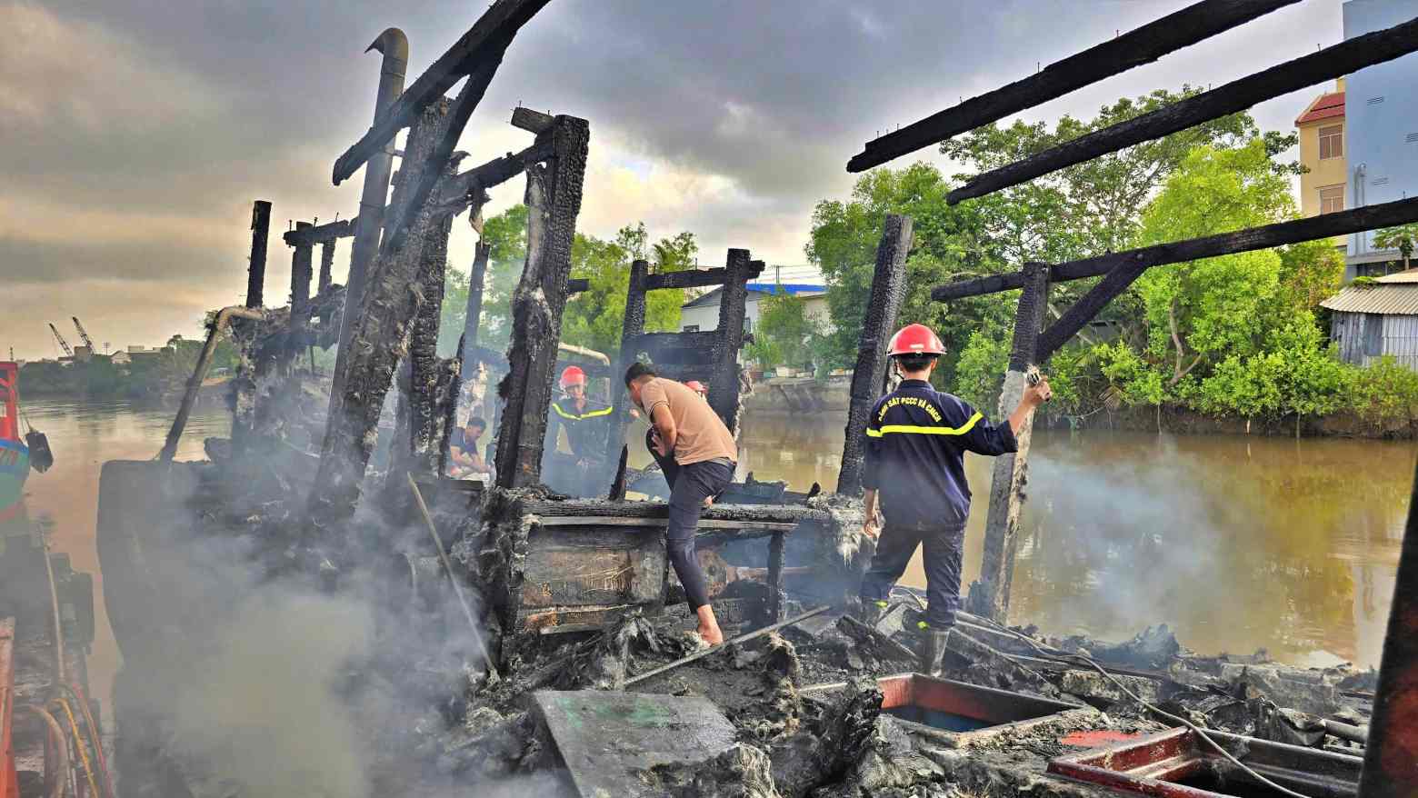 Đám cháy được khống chế không lây lan sang mơi khác nhưng thiệt hại khá lớn. Ảnh: Biên phòng cung cấp.