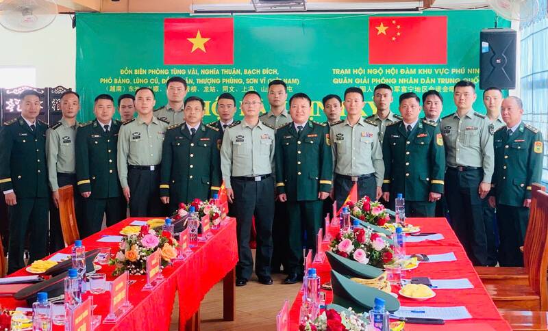 Talks between Vietnamese and Chinese border posts. Photo: Hoang Chinh