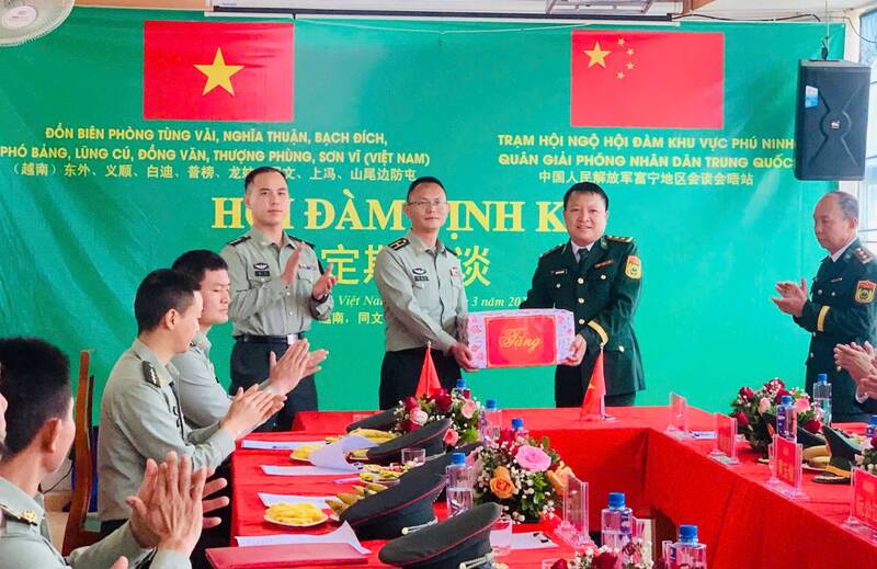 Đoàn công tác BĐBP tỉnh Tuyên Quang tặng quà đoàn công tác Trạm Hội ngộ hội đàm biên phòng khu vực Phú Ninh. Ảnh: Hoàng Chính 