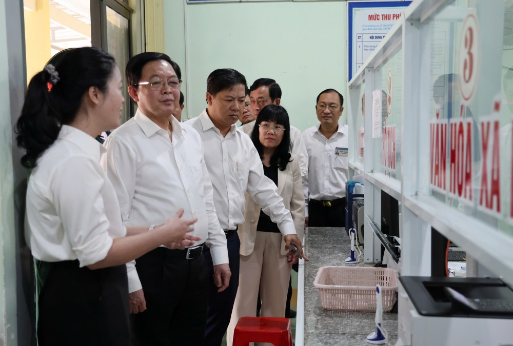 El Viceprimer Ministro Hồ Quốc Dũng solicitó a Đắk Lắk que mejore la capacidad y el nivel del equipo de funcionarios y empleados públicos. En la foto, el miembro del Comité Central del Partido, el Viceprimer Ministro Hồ Quốc Dũng visita el Centro de Servicio Administrativo Público de la comuna de Ea Bung, provincia de Đắk Lắk el 19 de marzo. 3. Foto: VGP