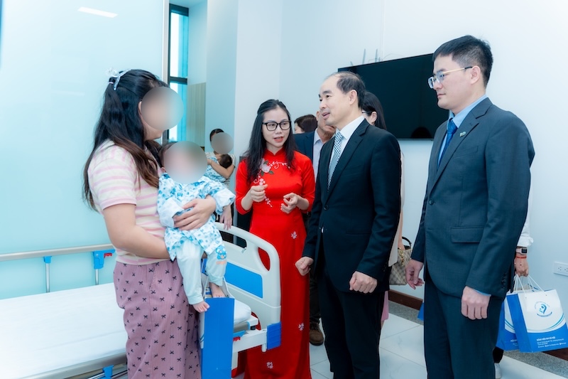 グエン・ディン・フン博士は、センターで治療を受けている口唇口蓋裂の先天性疾患を持つ子供たちの家族を見舞いました。写真:BVCC