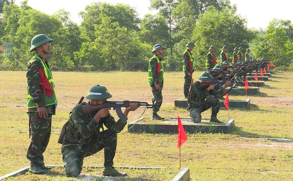 Youth of Hue City Military Command take the lead for the people. Photo: Quang Dao