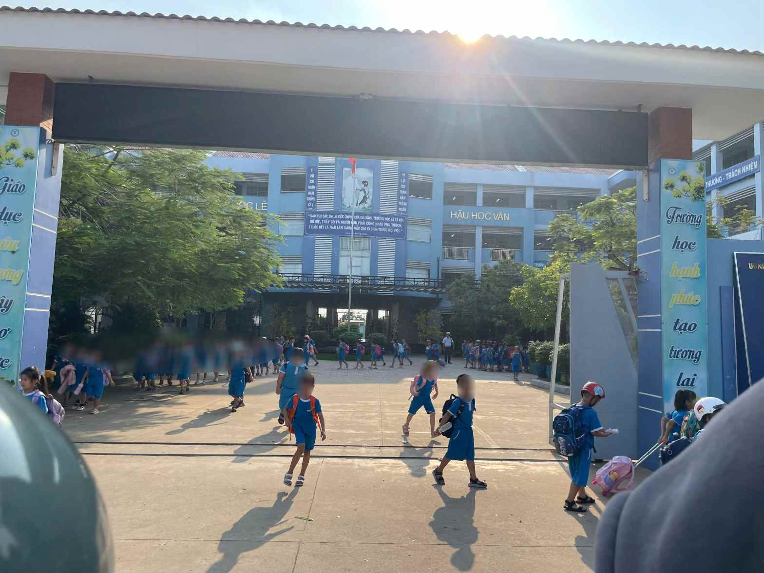 Học sinh Trường Tiểu học Lương Thế Vinh tan học ra về. Ảnh: Đình Trọng