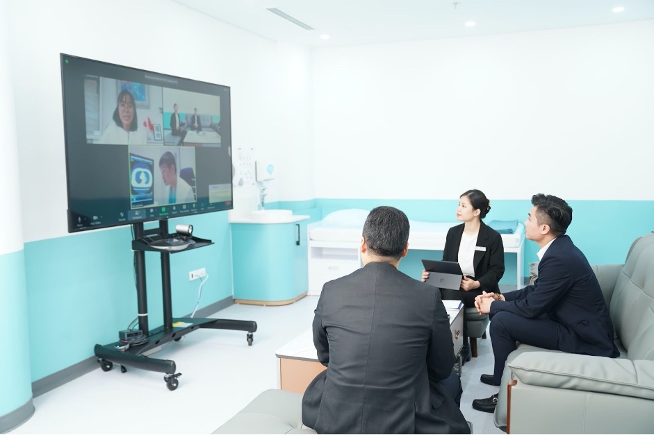 Khách được tham vấn 1-1 cùng chuyên gia tại đầu cầu Nhật Bản, xuyên suốt quá trình có 1 phiên dịch viên y tế và bác sĩ gia đình đồng hành. Ảnh: NURA Việt Nam