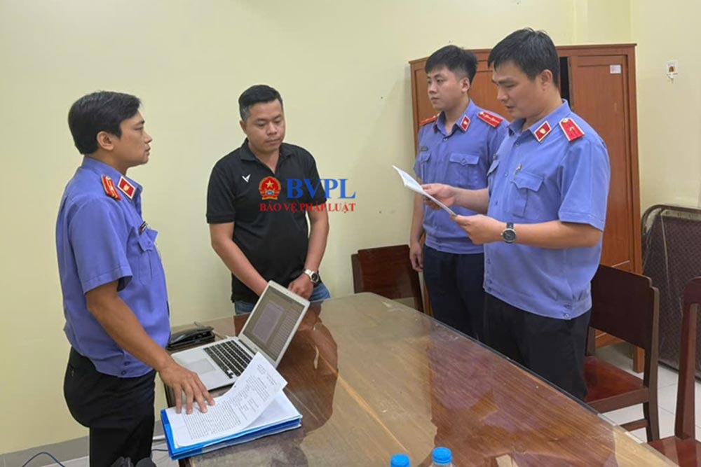 Cơ quan điều tra VKSND tối cao tống đạt quyết định tố tụng đối với bị can Nguyễn Quốc Khanh. Ảnh: Cơ quan điều tra VKSND tối cao