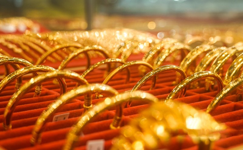 Gold prices fluctuate sharply in the context of the escalating Iranian conflict, but do not reflect increased safe-haven demand as usual. Photo: Phan Anh