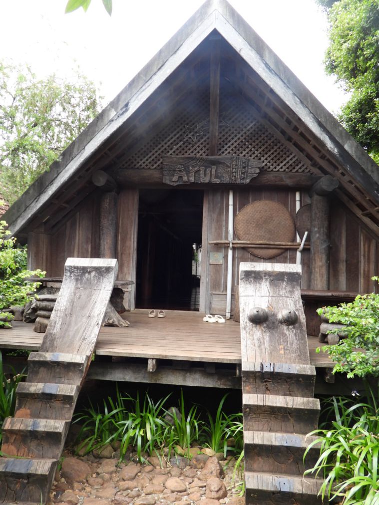 Nhà dài đặc trưng của người Ê Đê - Tây Nguyên. Ảnh: Ngọc Trang