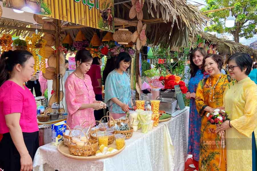 El mercado rural de la aldea de Vẻn recrea el espacio cultural de la aldea rural del delta del norte. Foto: Hằng Nguyễn