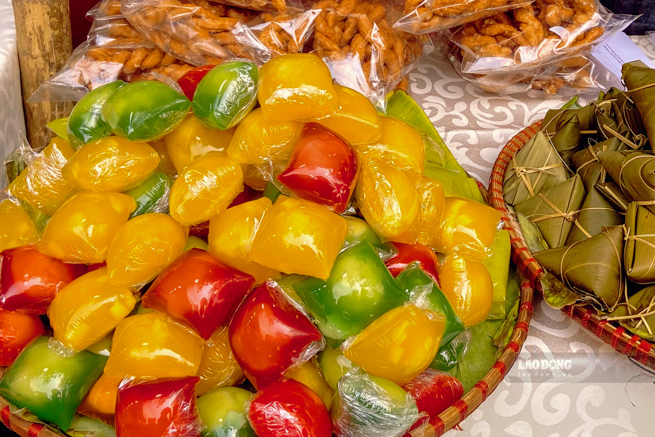 Nhiều đặc sản địa phương, các loại bánh truyền thống được bày bán tại phiên chợ. Ảnh: Hằng Nguyễn