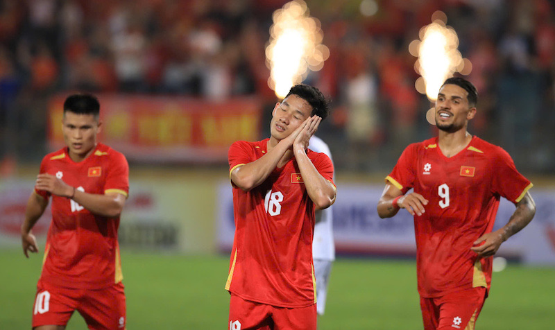 Choudhury l&eacute;p vế trước Ho&agrave;ng H&ecirc;n, truyền th&ocirc;ng Bangladesh 't&acirc;m phục khẩu phục' ĐT Việt Nam