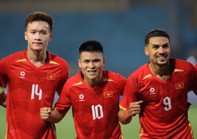 Vietnam national team meets Bangladesh national team. Photo: VFF