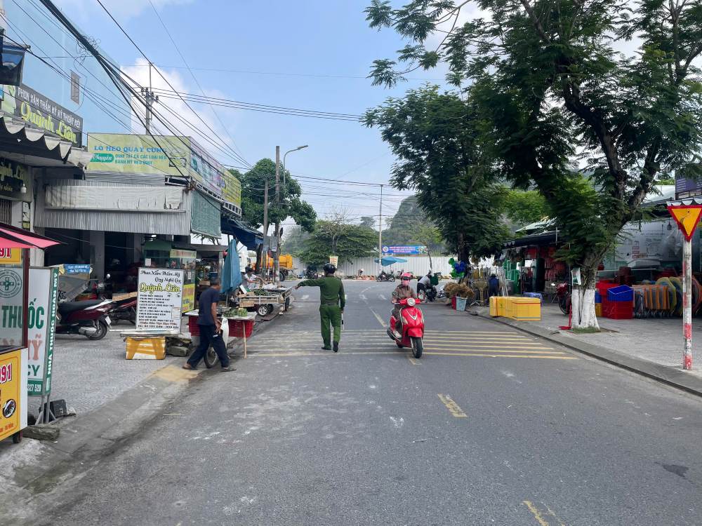 120 hộ dân, cơ sở kinh doanh ký cam kết không lấn chiếm vỉa hè, lòng đường và không tái vi phạm. Ảnh: Công an TP Đà Nẵng