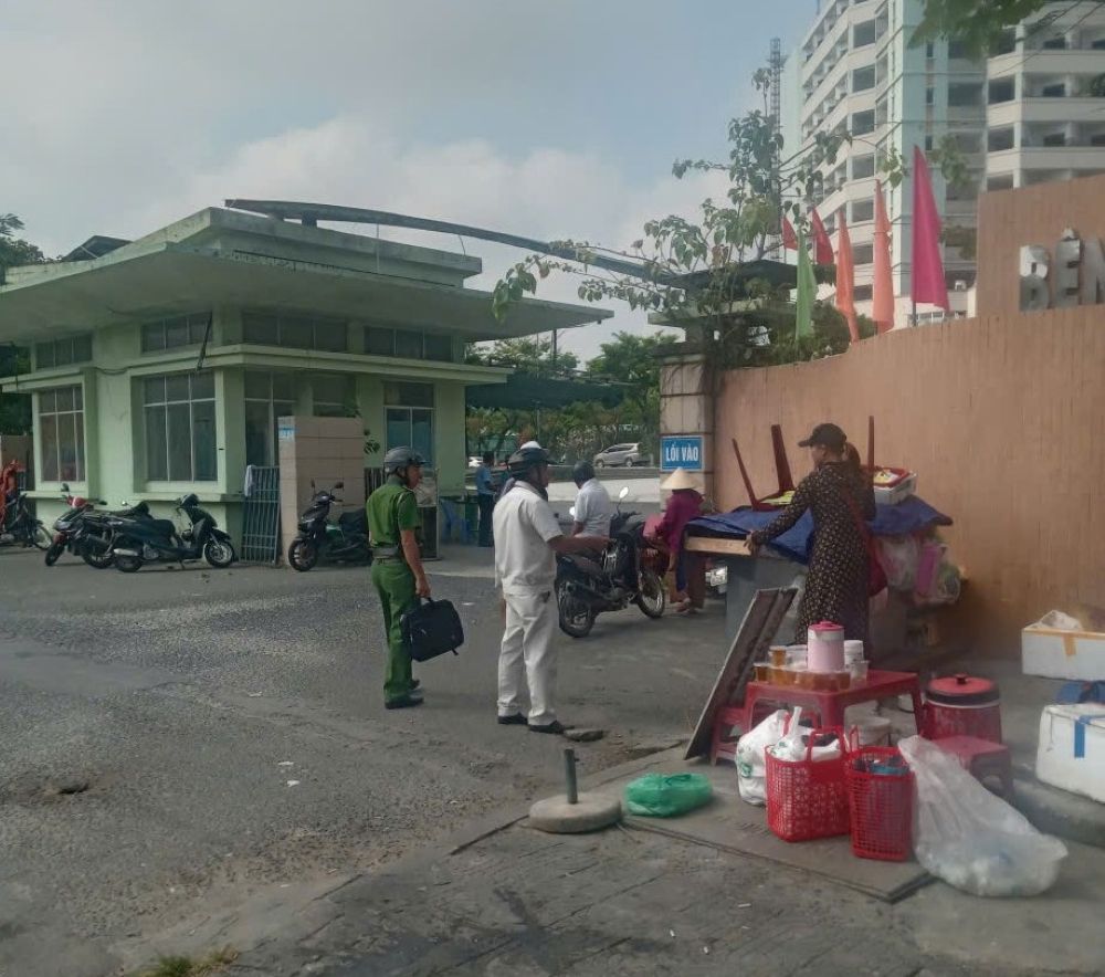 Công an phường Ngũ Hành Sơn và các lực lượng liên quan ra quân xử lý lấn chiếm vỉa hè. Ảnh: Công an TP Đà Nẵng