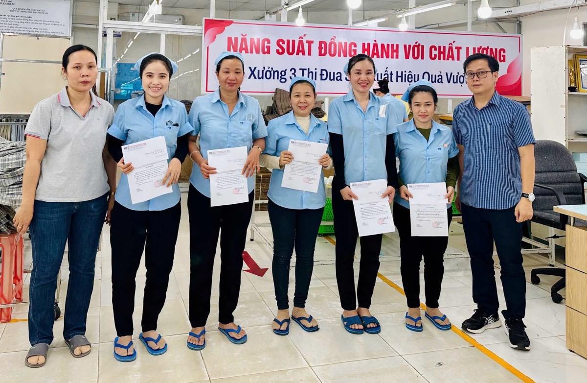 Nhu cầu tuyển dụng công nhân may tăng cao, nhiều doanh nghiệp tăng cách thu hút lao động bằng chế độ đãi ngộ và khen thưởng. Ảnh: Phạm Duy 