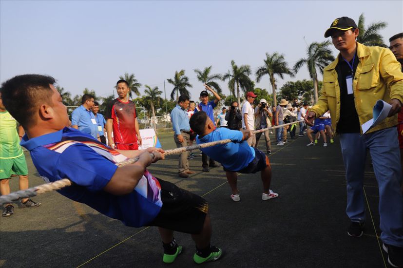 Miembros del sindicato y trabajadores de la ciudad de Da Nang compiten en tira y afloja en la ceremonia de lanzamiento del Mes del Trabajador 2025. Foto: Tuong Minh