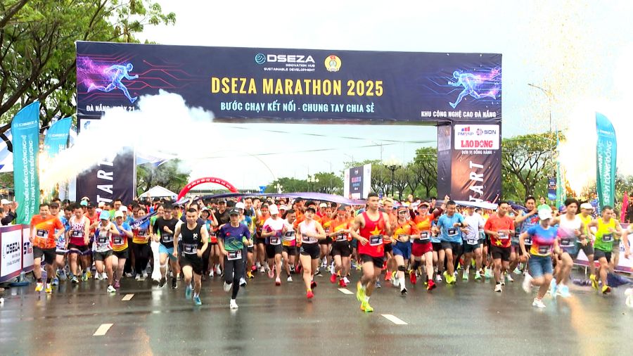 Giải chạy do Ban quản lý Khu công nghệ cao và các khu công nghiệp phối hợp với LĐLĐ thành phố Đà Nẵng và Báo Lao Động tổ chức thường niên, mỗi năm thu hút gần 1.000 đoàn viên, người lao động tham gia. Ảnh: Tường Minh