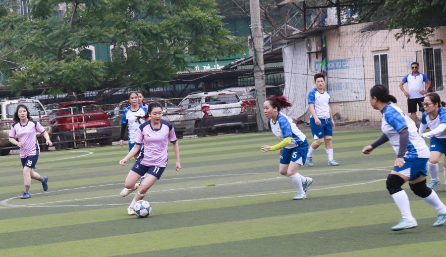 Ngày 26.3, các nữ vận động viên tham gia tranh tài tại Giải bóng đá nữ cán bộ công nhân viên EVN năm 2026 do Công đoàn Điện lực Việt Nam tổ chức. Ảnh: Đắc Cường