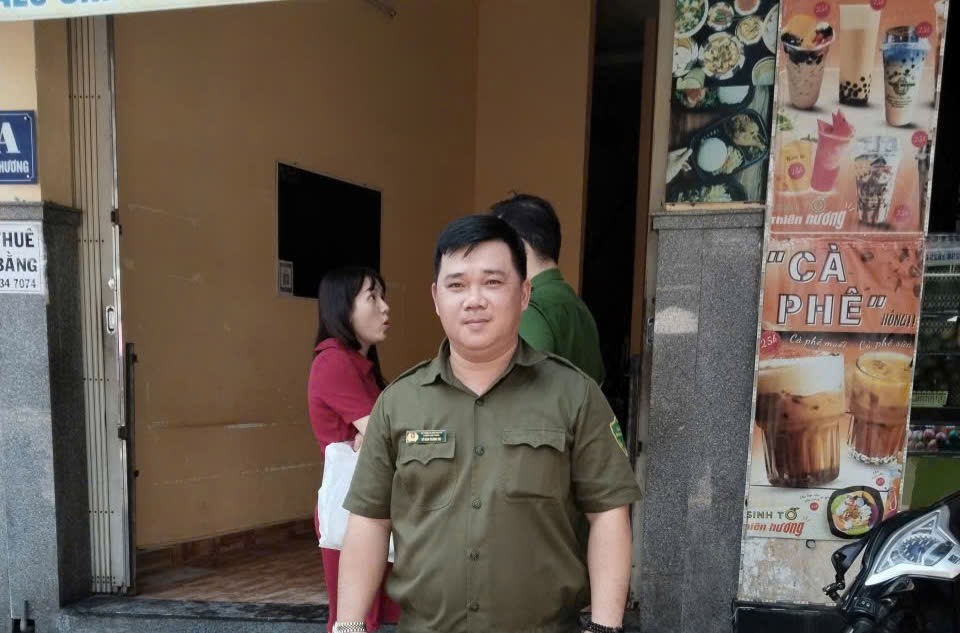 Recompensa extraordinaria al Sr. Do Van Thanh Tai por salvar valientemente a 2 ancianos en un incendio. Foto: Phuong Linh