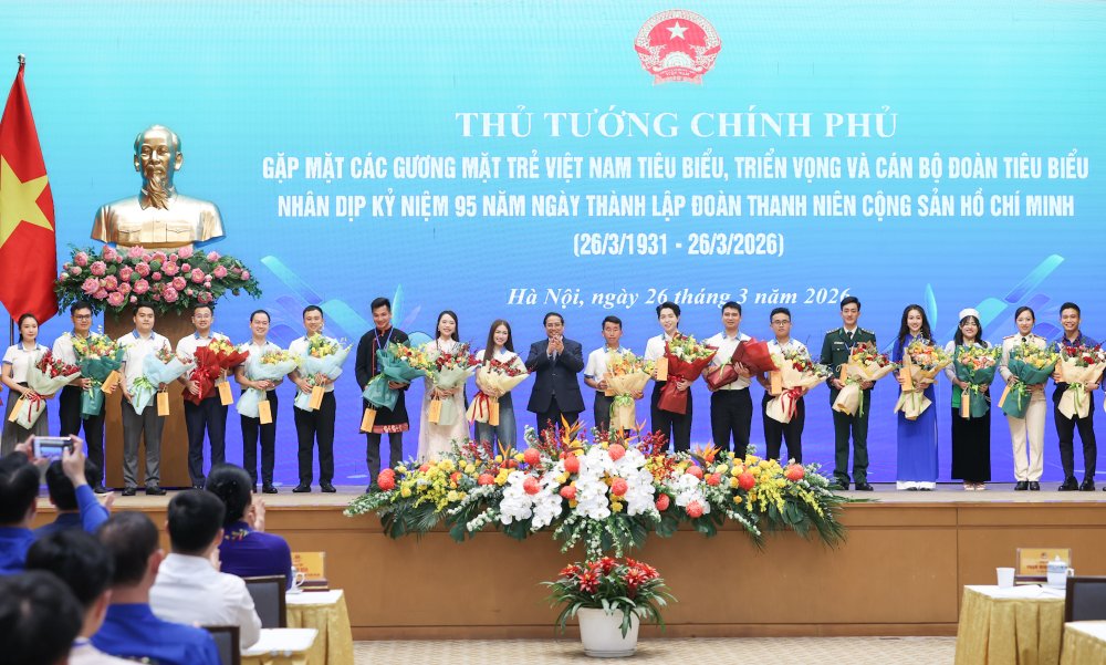 Thủ tướng Chính phủ Phạm Minh Chính tặng hoa các gương mặt trẻ tiêu biểu. Ảnh: VGP
