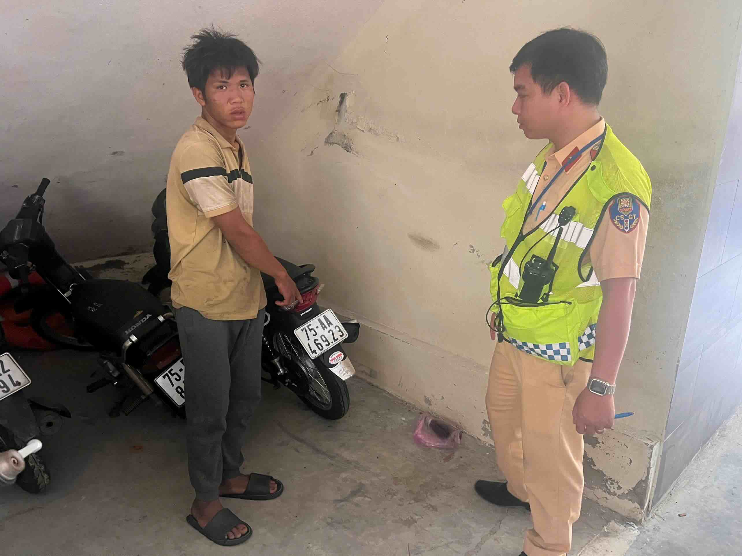 警察署でのヴィ・ヴァン・ティエン容疑者。写真:ファン・ベ