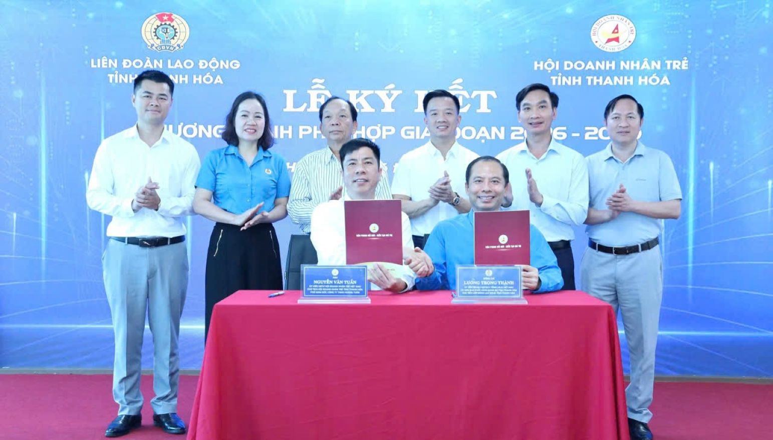 Mr. Luong Trong Thanh - Chairman of Thanh Hoa Provincial Labor Federation (right photo) and Mr. Nguyen Van Tuan - Chairman of Thanh Hoa Provincial Young Entrepreneurs Association after signing the cooperation agreement. Photo: Tran Lam