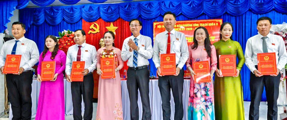 Les dirigeants du quartier de Vinh Trach, Ca Mau, sont présentés lors de la première session du Conseil populaire pour le mandat 2026-2031. Photo: Nhat Ho.